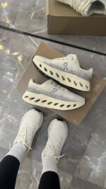 Tênis On Cloud Max Offwhite e Cinza.