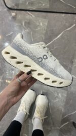 Tênis On Cloud Max Offwhite e Cinza. - Imagem 5