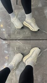 Tênis On Cloud Max Offwhite e Cinza. - Imagem 4