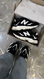 Tênis NB 9060 P&B em Couro Camurça